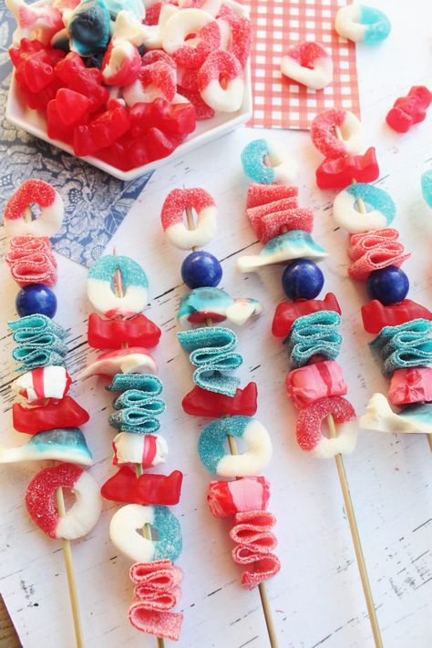 Candy Kabobs Diy, Diy Candy Kabobs, Candy Kabobs Diy Ideas, 4th Of July Treats, Vbs Snacks, 4th July Food, 4th Of July Food, Candy Kabobs, 4th Of July Desserts