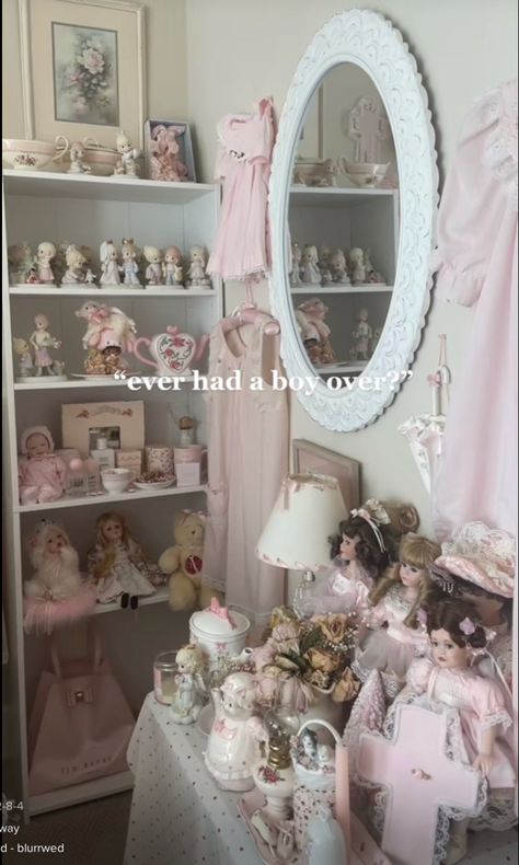 Morute Room Decor, Morute Room Ideas, Morute Bedroom, Dollette Room, Coquette Rooms, Doll Room Decor, Shabby Chic Room Decor, Pink Room Decor, Girly Room