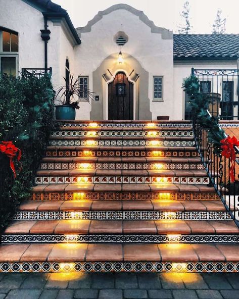 Spanish Colonial Style Homes Exterior, Spanish Style House Exterior, Spanish Style Houses, Mission Revival Homes, Modern Spanish Farmhouse, Spanish House Exterior, Spanish Style Exterior, Style Hacienda, Spanish Style Tile