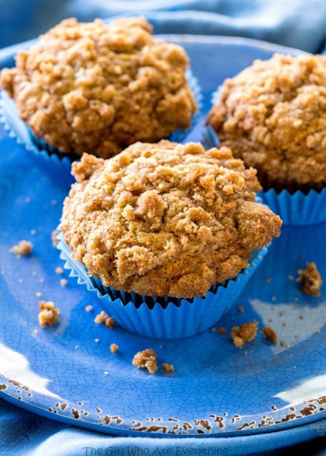 Banana Crumb Muffins - Moist banana muffins with a little cinnamon and nutmeg and topped with tons and tons of crumb topping. the-girl-who-ate-everything.com Homemade Banana Muffins, Best Banana Muffins, Best Banana Muffin Recipe, Banana Muffin Recipe Easy, Moist Banana Muffins, Banana Muffins Recipe, Breakfast Baking, Banana Muffins Easy, The Girl Who Ate Everything