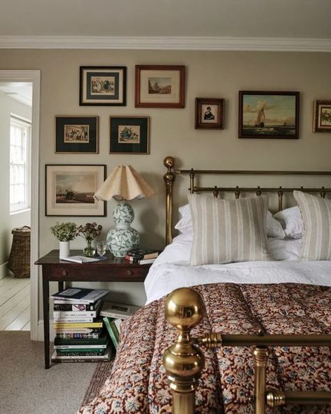 Louise Roe Home on Instagram: "Somehow this bedroom manages to transcend seasons, imagine how cosy it would be in winter, yet it feels fresh and airy for Summer. Shot by @horwoodphoto for @houseandgardenuk" Moody Vintage Master Bed, Modern Vintage Guest Bedroom, Noelle Downing Home, Colonial Cottage Decor, English Bedroom Ideas Cottage Style, Bedroom Ideas English Country, English Country Bedroom Cottage Style, Cottage Master Bed, Grandmillenial Outfits