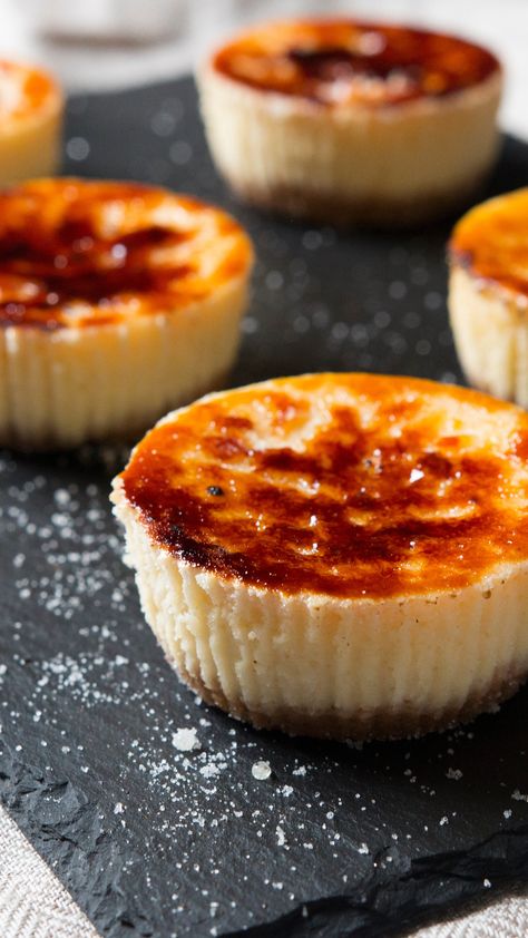 Mini Creme Brulee, Pavlova Photography, كريم بروليه, Creme Brulee Cheesecake, Biscuits Graham, Creme Brulee Recipe, Brulee Recipe, Mini Cheesecake Recipes, Brownie Cheesecake