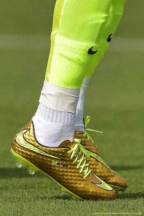 neymar Neymar Cleats, Neymar Boots, Neymar Football Boots, Gold Football Boots, Boots Football Nike, Mercurial Football Boots, Ball Aesthetic, Soccer Inspiration, Retro Football Shirts