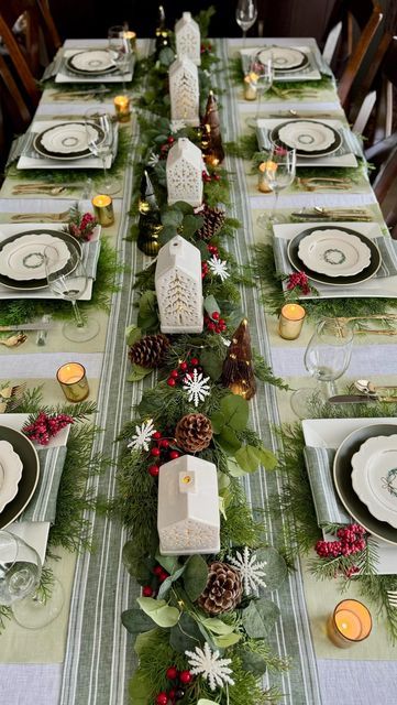 Garland Centerpiece, Garland Table Runner, Green Placemats, White Tablecloth, Christmas Table Centerpieces, Christmas Tablescape, Christmas Runner, Holiday Tablescapes, Christmas Greenery