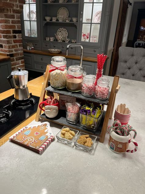 Hot chocolate station Tea And Hot Chocolate Station, Aesthetic Hot Chocolate Bar, Pink Christmas Coffee Bar, Christmas Cocoa Station, Diy Hot Chocolate Station, Hot Chocolate Station Christmas, Christmas Hot Chocolate Station Ideas, Friendmas Ideas, Hot Coco Bar Idea