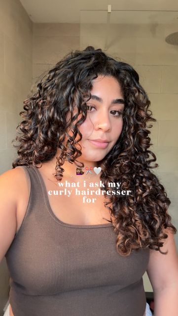 Keisha Kira on Instagram: "This haircut works so well for adding volume and bounce whilst retaining length! 🥰🥰✂️ and also helps encourage more curl definition at my roots 🩷 🩷NAME OF HAIRCUT: rounded perimeter curly hair cut with face framing bangs 🩷 ✨ ROUNDED PERIMETER ✨ U-SHAPE 🧞‍♀️ longer at centre of your back, gets shorter on both sides as you get closer to your face ✨ ROUNDED LAYERS 🧞‍♀️ to avoid a ‘flat back’ 🧞‍♀️ gives a more full and soft overall look 🧞‍♀️ also helps the curls at my crown and close to my root curl a little more as my hair is thicker and heavier here, with a slightly loose curl pattern ✨ GRADUATED LENGTH- FACE TO ENDS 🧞‍♀️ helps blend your bangs into your lengths seamlessly ✨ ✨ FACE FRAMING PIECES/ BANGS If you’re of a similar hair type/thickness/ length Face Framing Long Layers Curly Hair, Face Framing With Curly Hair, Curly Hair Face Framing Highlights, Framing Pieces Curly Hair, Curly Hair With Big Forehead, Curl Cuts Shapes, Long Layered Face Framing Hair, Curly Hair Framing Pieces, Face Frame Curly Hair