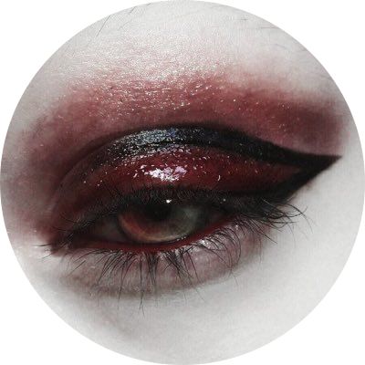 Dark Eyes Makeup, Dark Makeup Looks, Dark Eye Makeup, Vampire Makeup, Alt Makeup, Red Eyeshadow, Cool Makeup Looks, Emo Makeup, Makeup Aesthetic