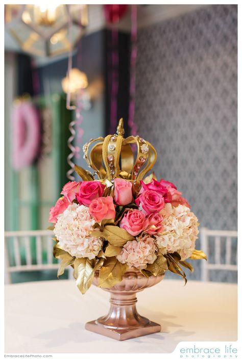 Beautiful and Royal, loving the rose gold vase...and the crown oh la la! Crown With Flowers Centerpiece, Rose Gold Quinceanera Centerpiece Ideas, Crown Centerpiece Ideas, Princess Baby Shower Centerpieces, Royalty Theme Party, Princess Birthday Centerpieces, Royalty Party, Royal Baby Shower Theme, Royal Princess Birthday