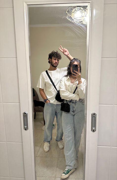 Oversized white shirt and jeans matching White Shirt And Jeans Outfit Couple, White Tee Jeans Outfit, White Tshirt Outfit, White Tee Jeans, Outfit Couple, Jeans Ideas, Oversized White Shirt, Couple Fits, Engagement Pics