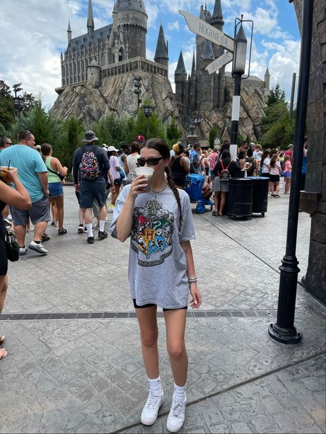 Universal Characters Outfit, Harry Potter Disney Outfit, Couples Universal Studios Outfits, Universal Park Outfit Ideas, Slytherin Outfit Universal Studios, Fall Universal Studios Outfit, Harry Potter Orlando Outfit, Disney And Universal Outfits, Universal Studios Outfit Aesthetic