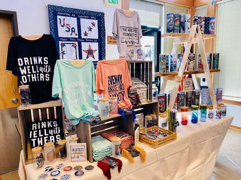 Indoor Craft Booth Displays Shirts, T Shirt Vendor Table Display Ideas, Craft Fair Shirt Display, Cup Vendor Display Ideas, Shirt Display For Vendor Event, Sublimation Vendor Booth Ideas, Craft Show Cup Display, Tumbler Pop Up Shop Display, Craft Show Shirt Display Ideas