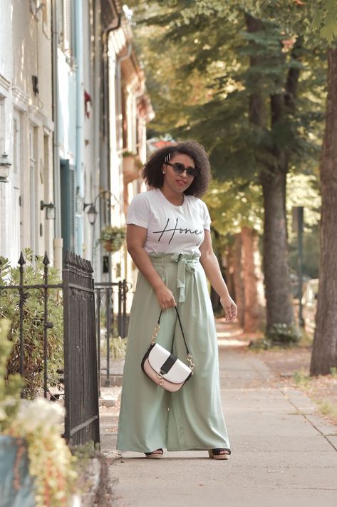 How To Make a Graphic Tee Chic Style Natural Curly Hair, Jeans Outfit Wide Leg, Style A Graphic Tee, Stylish Mom Outfits, Styling Wide Leg Pants, Wide Leg Jeans Outfit, Wide Leg Pants Outfit, Style Wide Leg Pants, Streetwear Outfit Ideas