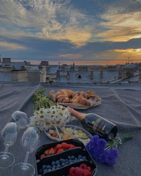 Rooftop vibes 🌅 Rooftop Vibes, Date Idea, Dream Date, Aesthetic Couple, Romantic Things, Dasani Bottle, Perfect Date, Hospitality Design, Teenage Dream