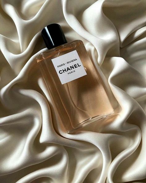 Koleksi Parfum, Parfum Chanel, Perfume Photography, Dior Perfume, Cream Aesthetic, Chanel Perfume, Gold Aesthetic, Perfume Scents, Perfume Lover