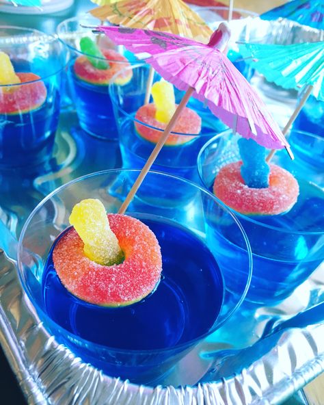 Sour Patch Kids + Peach Ring Pool Floaty Jello Shots For Summer Pool Parties Center Piece For Outdoor Birthday Party, Luau Party Snack Ideas, 13 Pool Party Birthday, Tropical Theme Bday Party, 40th Beach Party Ideas, Pool Jello Shots, Mermaid Jello Shots, Pool Party Drinks For Kids, Hawaiian Bday Party