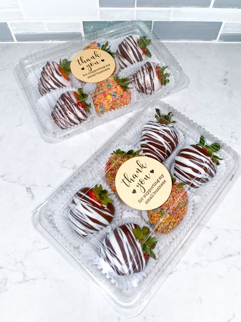 Packaging Chocolate Covered Strawberries, Chocolate Covered Strawberries Prices, Chocolate Covered Strawberries Business, Chocolate Covered Strawberries Packaging, Treat Boxes Ideas Sweets, Fruits Arrangement, Donuts Ideas, Edible Fruit Arrangements, Strawberry Ideas