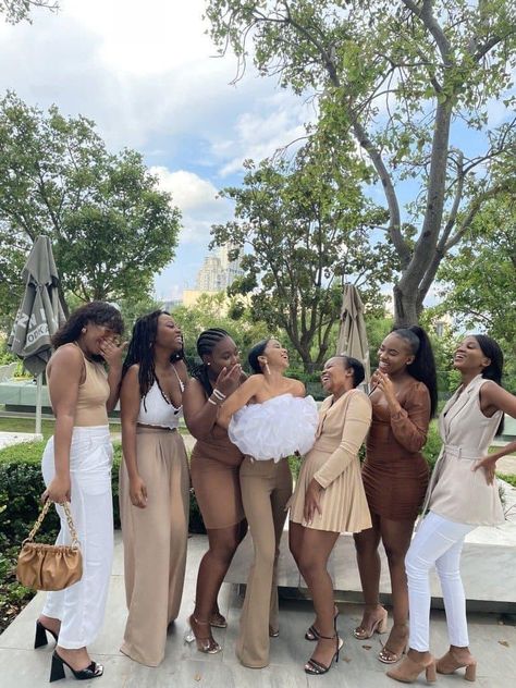 Color Coordinated Outfits Friends, Yacht Black, Christian Friendship, Girls Volleyball, Coordinates Outfits, Friend Vacation, 21st Birthday Photoshoot, Movie Black, Black Femininity