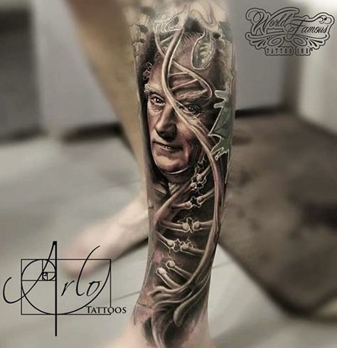 Francis Crick, the co-discoverer of the structure of the DNA molecule morphed with the Double Helix. Tattoo by Arlo DiCristina. Helix Tattoo, Arlo Dicristina, Tatoo 3d, State Tattoos, Dna Tattoo, Molecule Tattoo, Tatuagem Masculina Pequena, Optical Illusion Tattoo, Best Tattoo Ideas