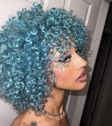 Blonde Hair With Blue Highlights, Bob Riccio, Ideas De Pelo, Curly Afro Hair, Dyed Curly Hair, Cute Box Braids Hairstyles, Dyed Natural Hair, Bleu Pastel, Short Hair Tutorial