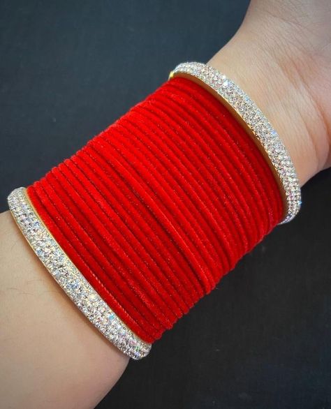 Wedding Flower Jewelry, Metal Bangles, Karva Chauth, Red Bangles, Wedding Jewelry Sets Bridal Jewellery, Thread Bangles Design, Colorful Bangles, Velvet Design, Bridal Jewelery