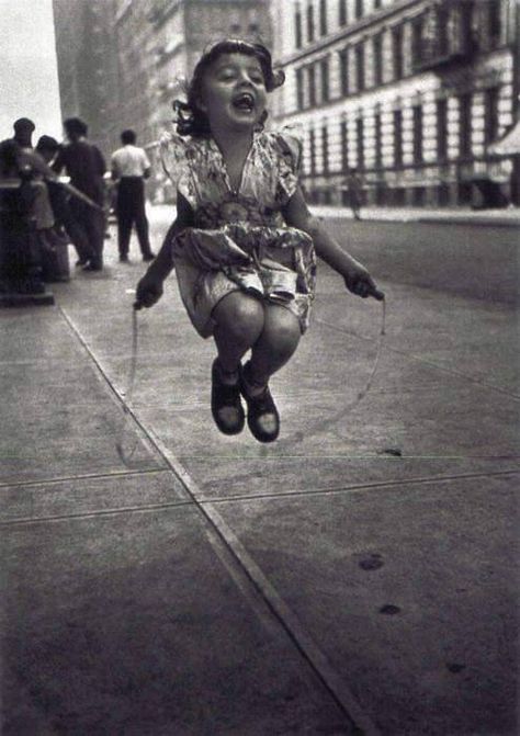 Saul Leiter, Photo Composition, Skipping Rope, Street Culture, Photography Gallery, Photojournalism, Vintage Photography, Black And White Photography, Photo Booth