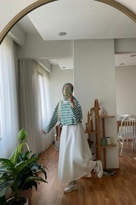 Style With Skirt Hijab, Hijab Skirt Outfit Casual, Hijab Skirt Outfit, Skirt Hijab Outfit, Skirt Outfit Hijab, Skirt Outfits Hijab, Hijab Skirt, Fesyen Islam, Rok Outfit