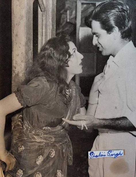 Madhubala And Dilip Kumar, Dilip Kumar Aesthetic, Bollywood Classics, Madhubala Actress, Bollywood Romance, Romantic Images With Quotes, Bollywood Wallpaper, Bollywood Retro, Bollywood Aesthetic