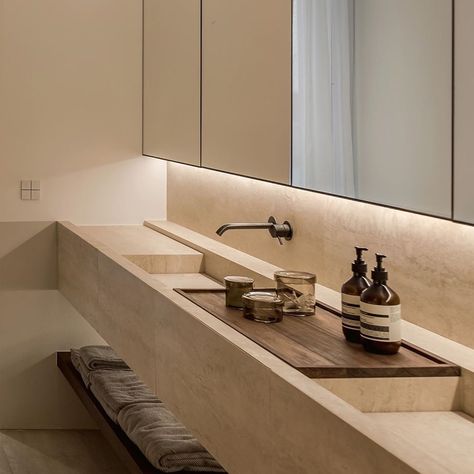 Natural Bathroom Aesthetic, Minimalistic Interior Design, Travertine Bathroom, Minimalistic Interior, Renovation Architecture, Sinks Bathroom, Smart Home Design, Bathroom Inspiration Decor, Bathroom Design Luxury