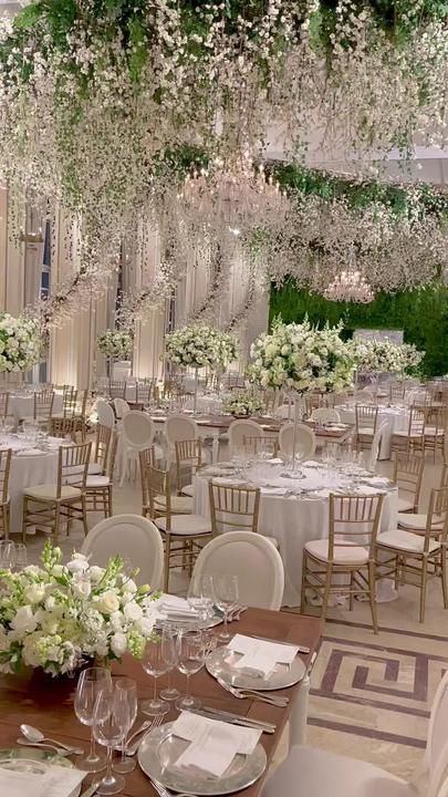 Dream Garden Wedding, Green And White Wedding Flowers, Luxury Wedding Cake Design, Wedding Banquet Hall, Cocktail Party Decor, Fairytale Wedding Theme, Elegant Wedding Themes, Dream Wedding Reception, Classic Wedding Decorations