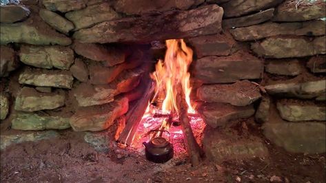 Bushcraft Shelter Fireplace, Bushcraft Shelter With Fireplace, Bushcraft Fireplace, Diy Off Grid, Fireplace Video, Camping Winter, Camping Youtube, Bushcraft Shelter, Off Grid Survival