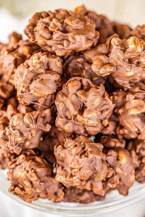 Butterscotch Peanut Clusters, Peanut Clusters In Crockpot, Hamburger Meals, Curry Soup Recipes, Yummy Candy, Peanut Clusters, Toffee Chips, Salted Nuts, Homemade Holiday Gifts