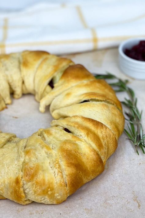 Cranberry Brie Wreath Appetizer - Five Spot Green Living Brie Cranberry Appetizer Crescent Roll, Cranberry Brie Wreath, Brie Cranberry Appetizer, Brie Appetizer Bites, Brie Wreath, Wreath Appetizer, Brie Cheese Appetizer, Cranberry Appetizer, Wreath Recipe