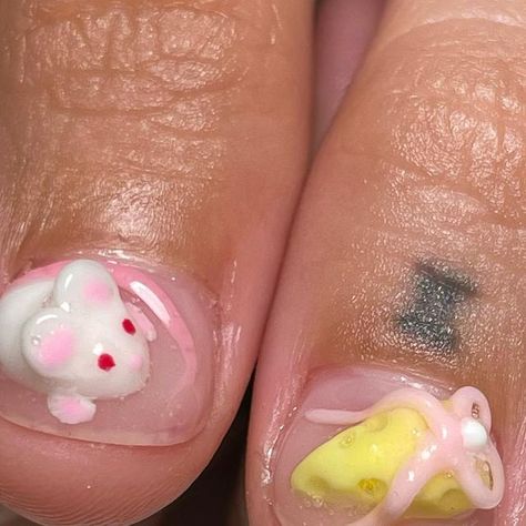 ❀✿ nails by marisa ✿❀ on Instagram: "there is no greater love than a mouse & their cheese 🥹💖🐭🧀🎀✨ tysm @katiewisetattoo for our fun trade 🫶 amazing inspo by @jadendidmynails & the pretty dainty swiss block on the last side 🤌 #gelmanicure #shortnailart #3dnailart #handpaintednailart #coquetteaesthetic #nailartinspiration #brooklynnailartist #nycnailartist" 3d Gel Manicure, Mouse Nail Art, Mouse Nails, Cheese Nails, Dainty Acrylic Nails, Dessert Nail Art, Hamster Nails, Short 3d Nails, Kawaii 3d Nail Art