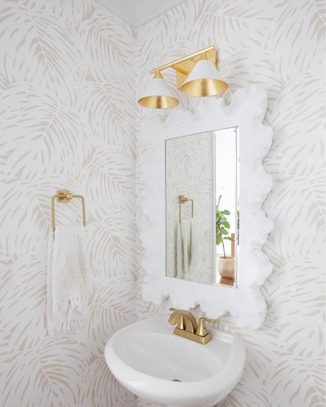 Megan Molten on Instagram: “Wallpaper crush! I love using wallpapers through the home but especially in small spaces such as a powder room for a POP of fun! 🤍 Follow…” Coastal Powder Room Ideas, Powder Bath Wallpaper, Half Bath Wallpaper, Coastal Powder Room, Serena And Lily Wallpaper, Megan Molten, Bath Wallpaper, Beach House Bathroom, Powder Room Wallpaper