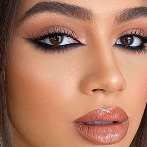 Reverse Cateye Look, Pretty Cat Eye Makeup, Cat Eye Makeup Natural Winged Liner, Top And Bottom Liner Eye Makeup, Winged Eye Look, Reverse Winged Liner, Winged Liner Makeup Look, Wedding Eyes Makeup, Reverse Cat Eyeliner