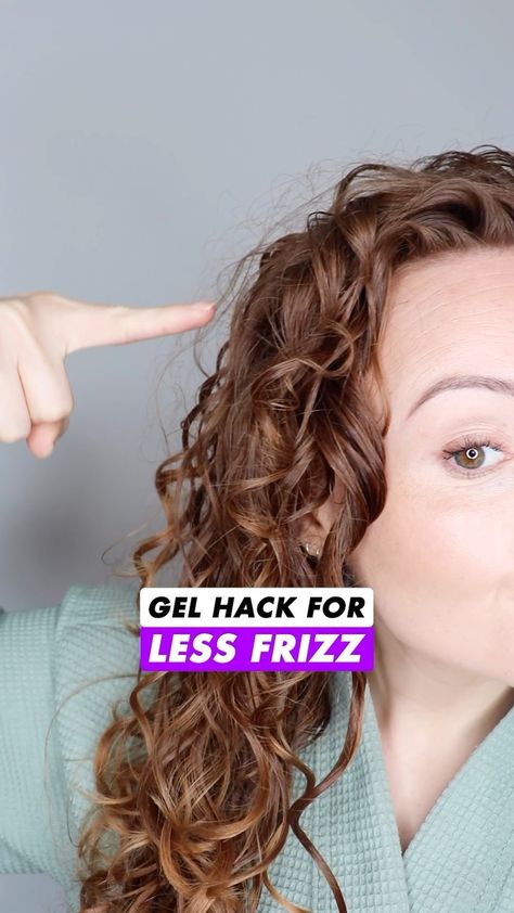 HACK TO PREVENT FRIZZ + ADD HOLD 💪 This technique was coined as “smasters” by a curly on Reddit years ago I believe, and it’s such a good … | Instagram Air Dry Wavy Hair Without Frizz, Frizzy Hair Hairstyles, Curl Journey, Curly Hair Tools, Curly Tips, Egyptian Hairstyles, Curly Styling, Frizzy Curls, Hair Bling