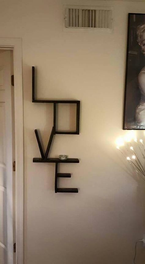 Callie made this out of a pallet Houses Bedroom, Diy Room Decor Videos, Easy Room Decor, Diy Room Decor For Teens, Easy Diy Room Decor, Cute Diy Room Decor, Diy Wall Art Decor, Easy Paper Crafts Diy, Craft Room Decor