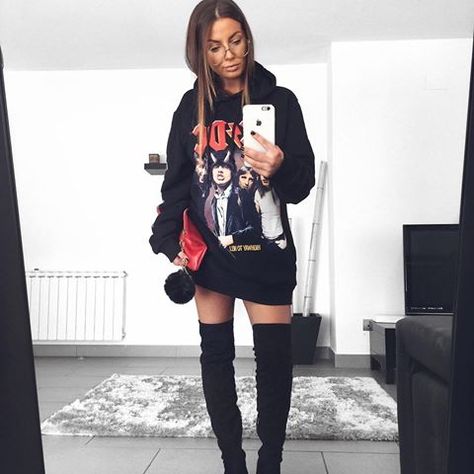 B l a c k #ootd#outfit#outfitoftheday#fashion#instafashion#look#lookoftheday#like4like#style#followme#streetstyle#woman#girl#instagood#instamood#moda#instasize#instashot Hoodie Dress Outfit, Long Boots Outfit, Oversized Hoodie Outfit, Oversized Hoodie Dress, Boots Look, Big Hoodies, Winter Dress Outfits, Fall Hoodies, Causual Outfits