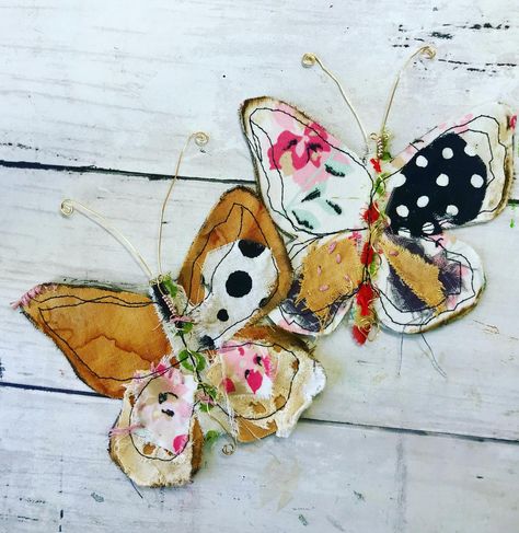 Lesley Iverson (@paintbyles) • Foton och videor på Instagram Diy Laine, Textile Art Embroidery, Scrap Fabric Crafts, Fabric Butterfly, Quilt Art, Free Motion Embroidery, Art Embroidery, Textile Fiber Art, Journal Inspo