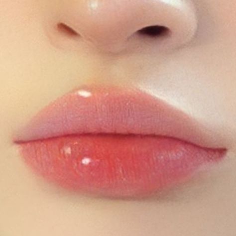 Lip Filler No Cupids Bow, No Cupids Bow Lips Aesthetic, Full Pouty Lips, Lips With No Cupids Bow, Round Cupids Bow, Heart Lips Shape, Heart Shaped Lips Aesthetic, Round Lips Aesthetic, Soft Lips Aesthetic