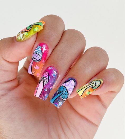 Shroom Nails Art, Trippy Mushroom Nails Acrylic, Rave Nails Festivals, Mail Inspo 2022, Rave Nails Designs, Trippy Mushroom Nails, Shroom Nails, Trippy Nail Designs, Trippy Nail Art