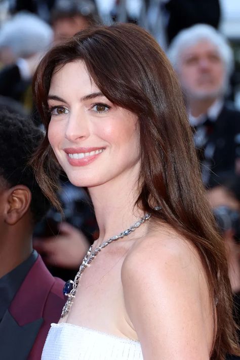 Anne Hathaway Bangs, Anne Hathaway Haircut, Cool Tone Brown Hair, Anne Hathaway Hair, Rich Brown Hair, Cannes 2022, Dark Auburn Hair, Warm Brown Hair, Chestnut Hair