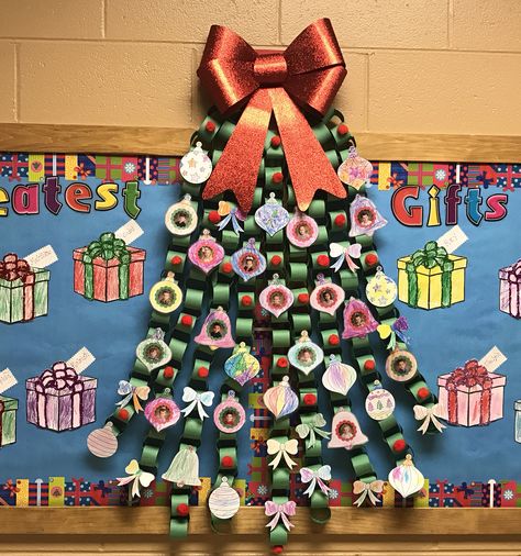 Christmas Bulletin Board Ideas Elementary, Diy Christmas Classroom Decor, Christmas Wall Decorations For School, Christmas School Display Boards, Christmas Family Tree Ideas, December Bulletin Boards For School, Holidays Bulletin Board Ideas, Christmas School Board Decorations, Christmas Bulletin Boards For Work