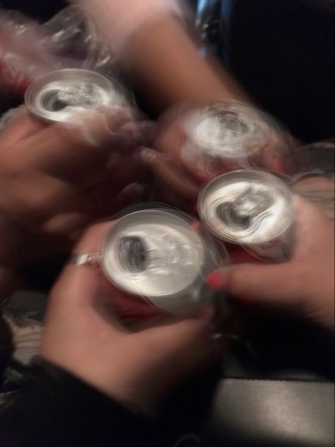 Drinks Friends Aesthetic, Drinking With Friends Aesthetic, Cheers Aesthetic, Friends Drinks, Friendship Party, Drinking Party, Bear Party, Friend Poses Photography