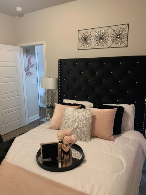 Room Ideas Black Headboard, Black Pink Bedroom Decor, Girly Glam Room Ideas, Pink Black Room Decor, Grey Black Pink Bedroom, Black Pink Room Decor, White Pink And Black Bedroom, White Black And Pink Bedroom, Pink Silver And Black Bedroom