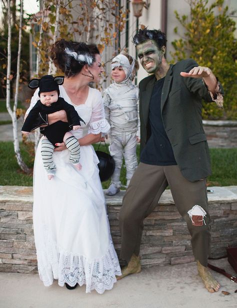 How great are these spooky monster costumes? Family Costumes Diy, Diy Fantasia, Frankenstein Costume, Monster Costumes, Hallowen Costume, Creative Costumes, Halloween Costumes Makeup, Costume Diy, Costume Themes