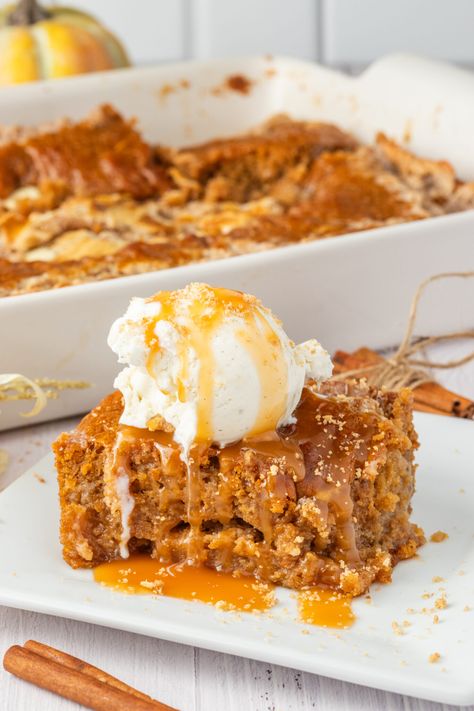 Pumpkin Earthquake Cake Recipe, Pumpkin Pudding Cake, Pumpkin Earthquake Cake, Pumkin Cake, Earthquake Cake, Pumpkin Pudding, Toffee Sauce, Pumpkin Cake Recipes, Pumpkin Spice Cake