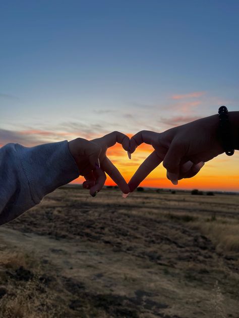 2 people making a heart with their fingers in front of an orange sunset. Sunset Photoshoot Friends, Friends Sunset Aesthetic, Watching Sunset Aesthetic, Sunset Friends Aesthetic, Friendship Goals Aesthetic, Bestie Photoshoot, Sunset Friends, Photos Bff, Friends Pictures