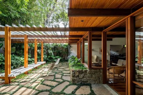 Mid Century Pergola, Mid Century Modern Patio, Modern Courtyard, Midcentury House, Modern Pergola, Pergola Attached To House, Rustic Stone, Modern Patio, Architecture Exterior