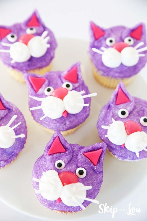 Easy cat cupcakes! Make these at home or for a party with just a few simple steps. We modeled our cat after Chloe from Secret Life of Pets. Easy Cat Cupcakes, Animal Cupcakes Easy, Puppy Cupcakes, Birthday Cake For Cat, Pets Food, Decorating Cupcakes, Cat Cupcakes, Animal Cupcakes, Creative Cake Decorating